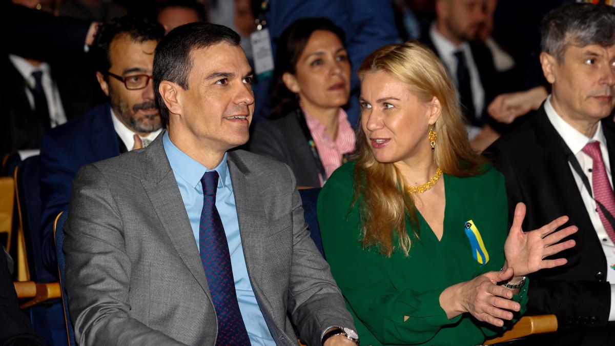 El presidente Pedro Sánchez junto la comisaria europea de Energía, Kadri Simson, en la apertura de la  SPIREC 23 en Madrid