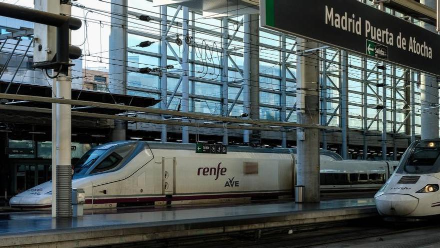 Trenes AVE en la estación de Atocha de Madrid