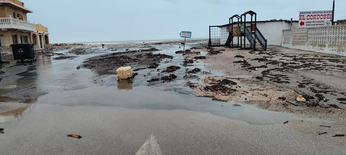 Cullera refuerza de nuevo sus defensas costeras tras más de 24 horas de fuerte temporal marítimo