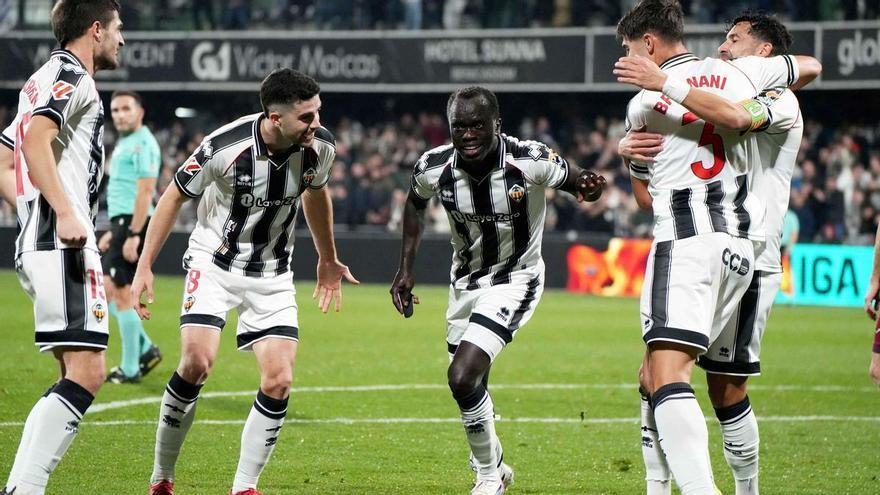 La crónica | El Castellón acaricia la cima