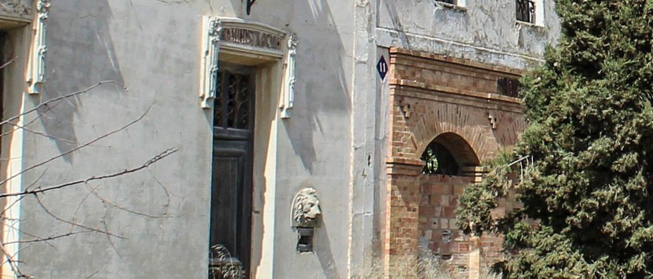 La cabeza de león esculpida en alto relieve ha sido robada de la fachada lateral del palacio.