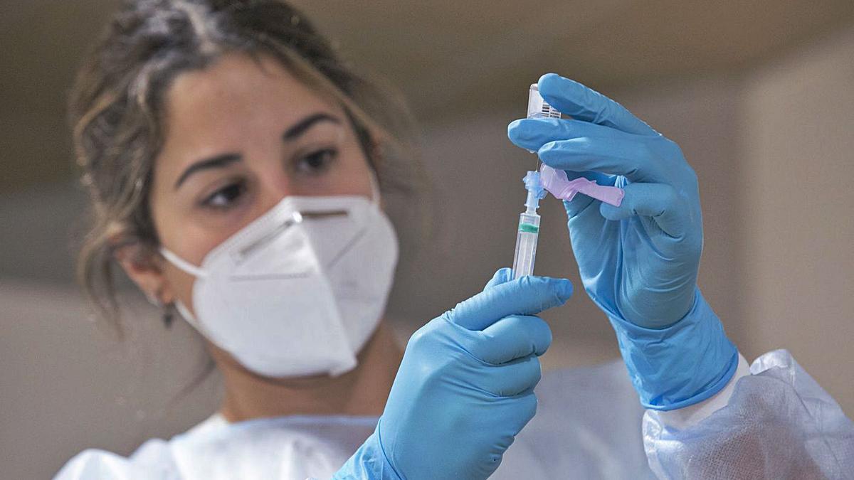 Una sanitaria, preparando una vacuna contra el coronavirus. |   // E.P.