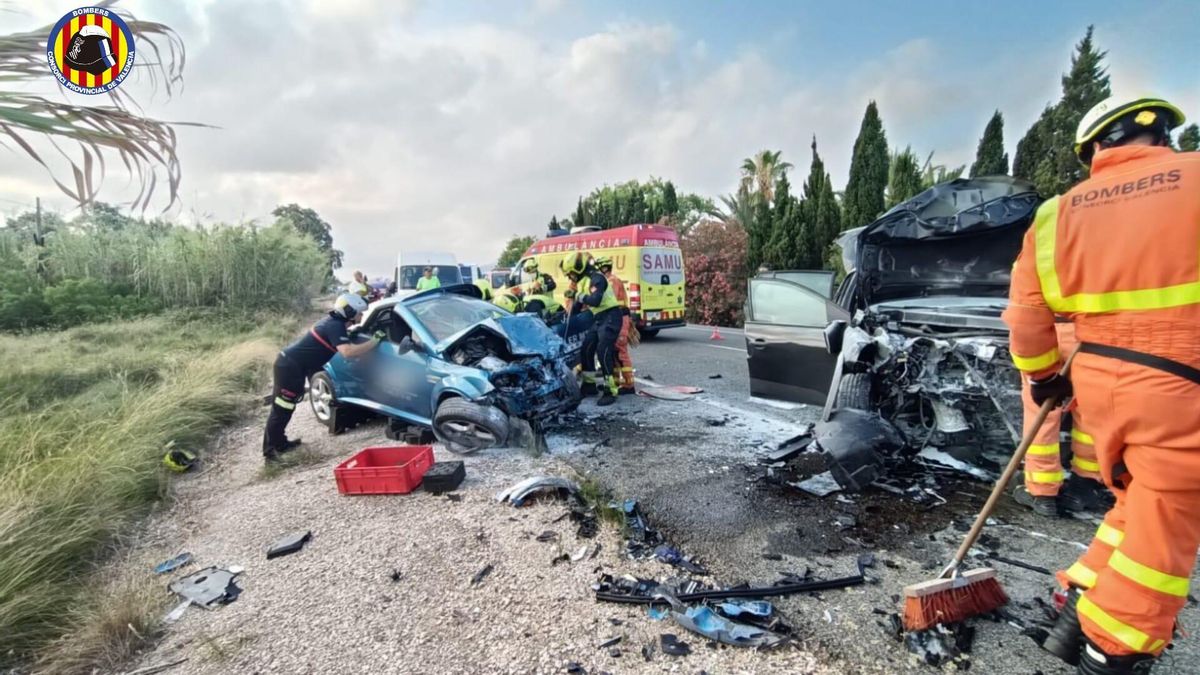 Los bomberos trabajan en la excareración de uno de los heridos