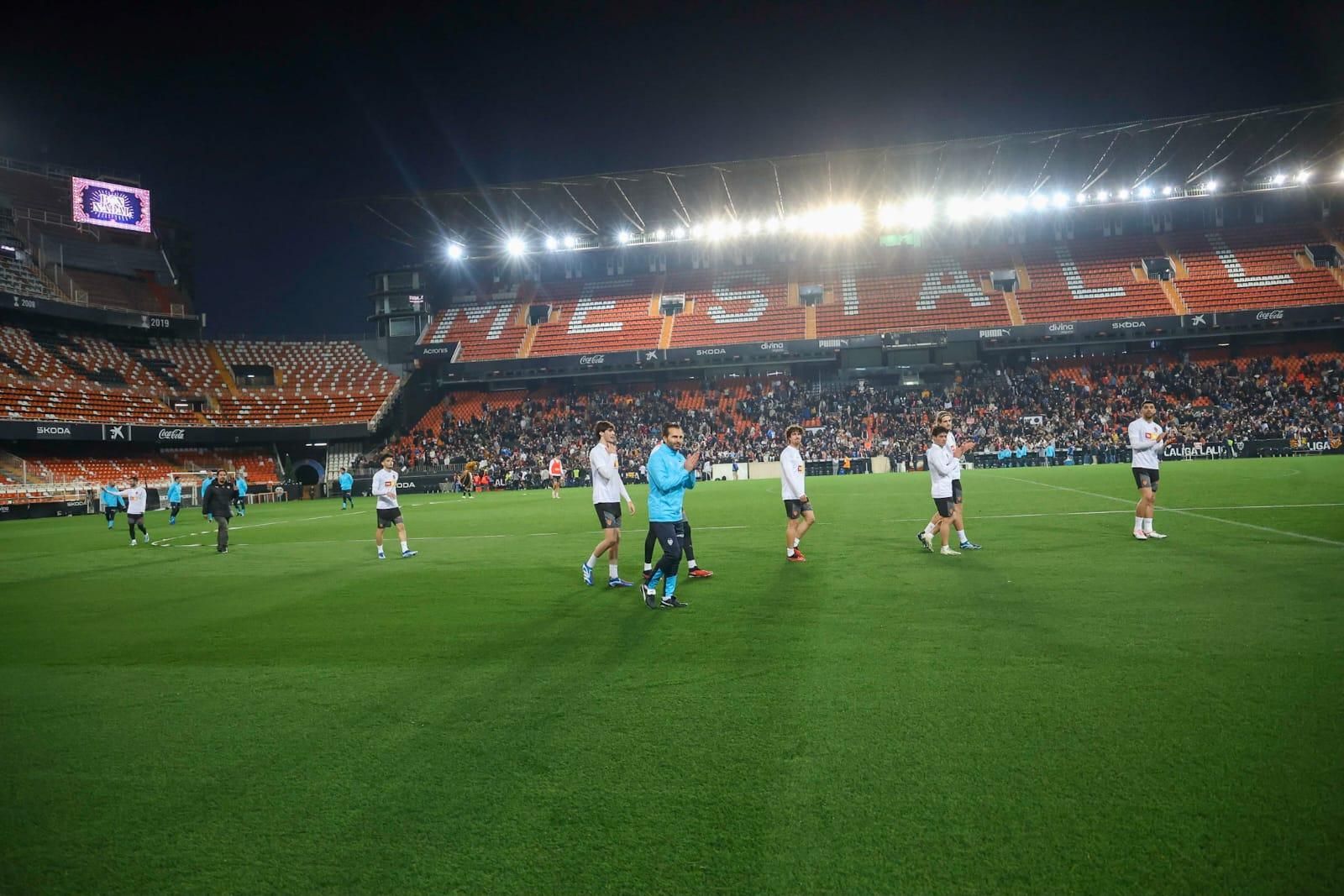 La afición se vuelca con el Valencia CF en el entrenamiento de Mestalla
