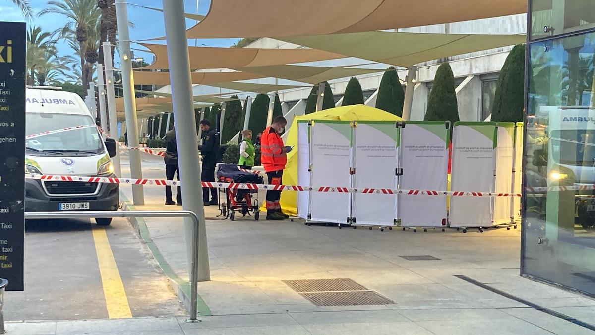 Los sanitarios atienden a la víctima junto a las puertas del aeropuerto de Palma.