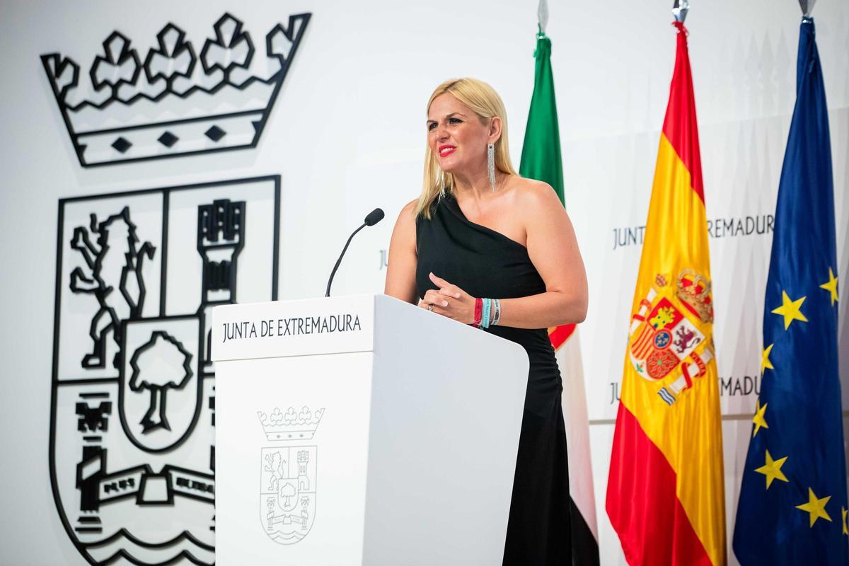 La portavoz de la Junta de Extremadura, Elena Manzano, en rueda de prensa tras el Consejo de Gobierno autonómico