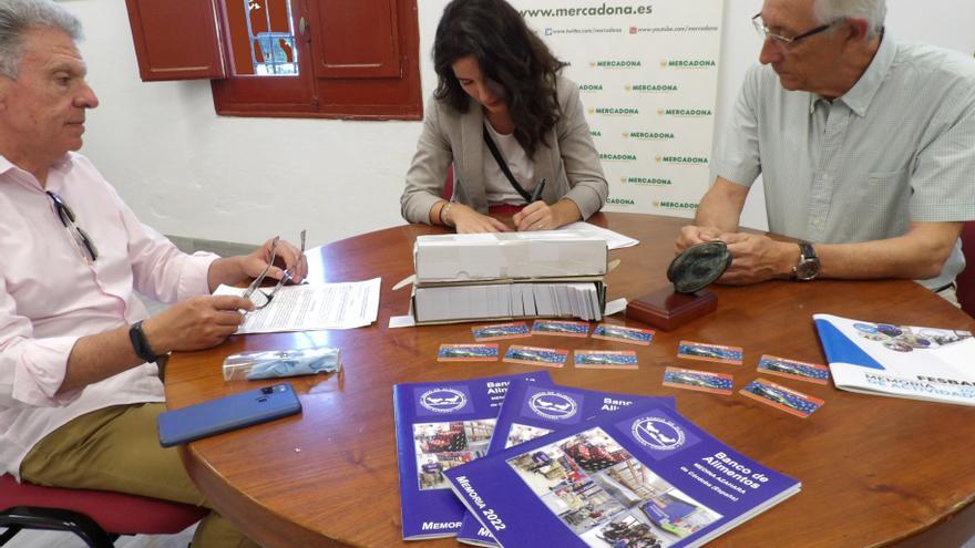 Mercadona entrega más de 700 tarjetas de compra al Banco de Alimentos de Córdoba