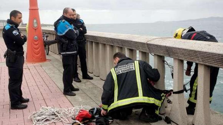 Los bomberos rescatan a un perro en las rocas del paseo