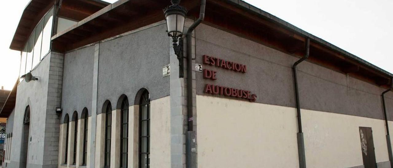 El edificio de la estación de autobuses de Langreo, cerrado desde hace cinco años.