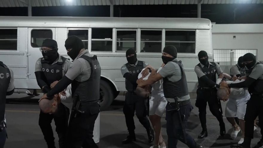 Impresionantes imágenes del traslado de presos deportados por EEUU a una mega cárcel de El Salvador