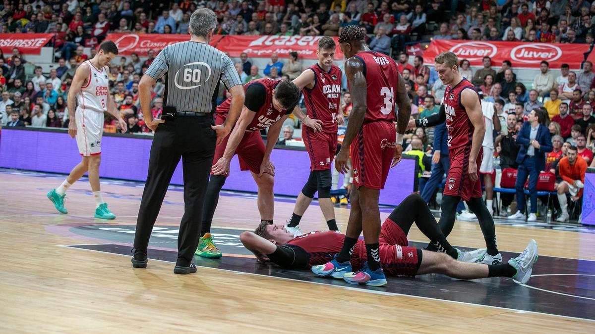 Simon Birgander, en el suelo, en el momento de caer lesionado en el UCAM Murcia-Valencia Basket