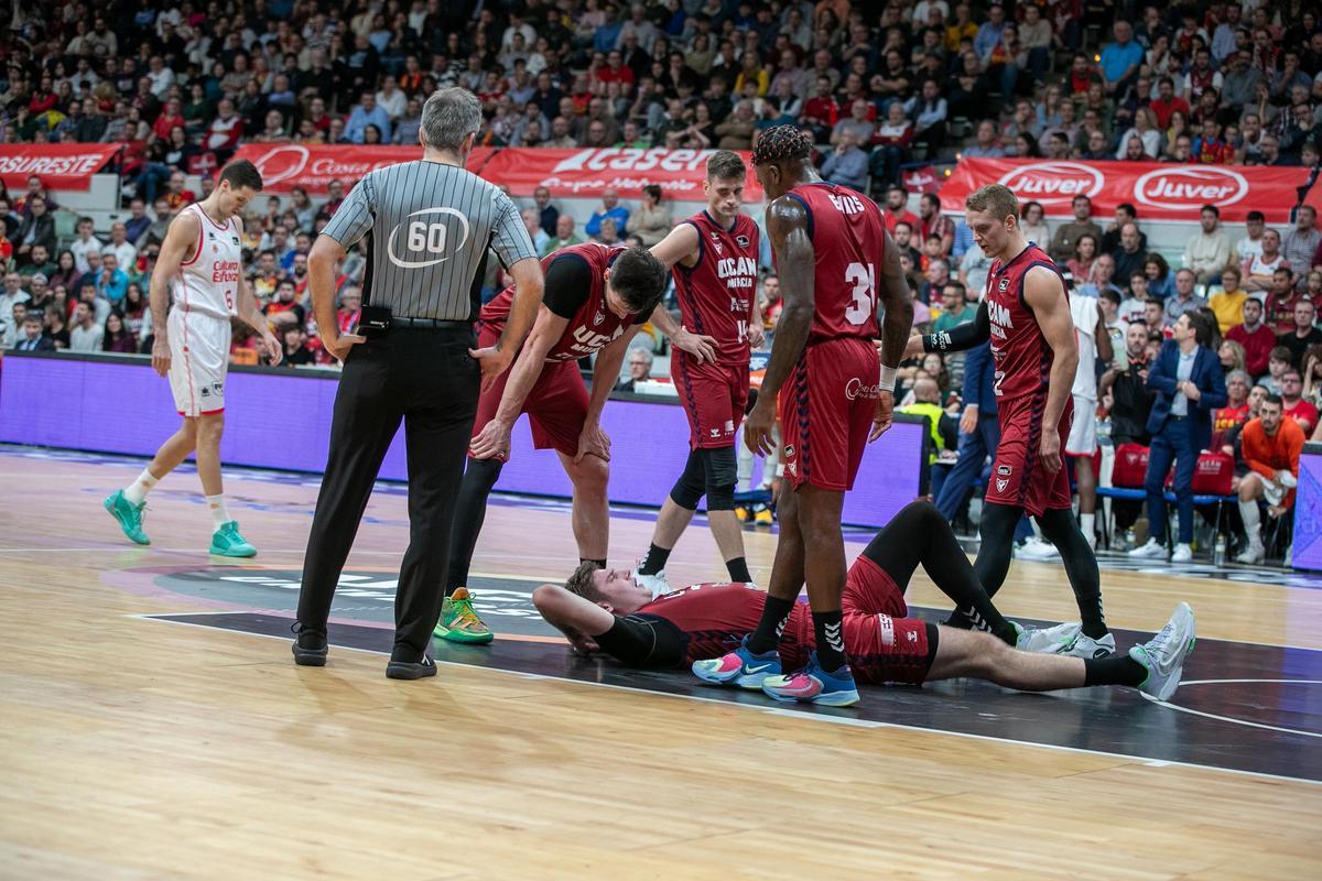 Simon Birgander, en el suelo, en el momento de caer lesionado en el UCAM Murcia-Valencia Basket