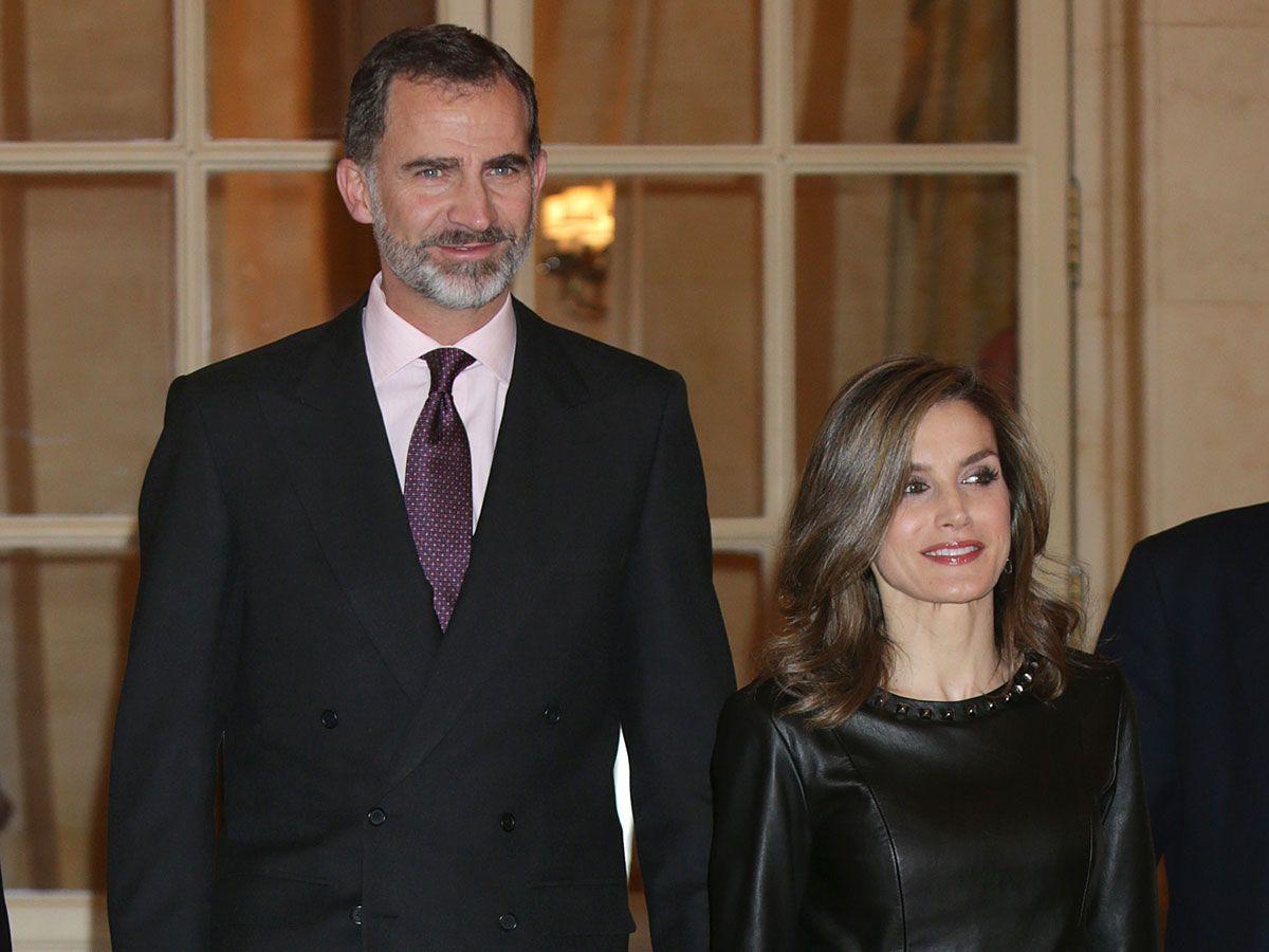 El look de Letizia Ortiz, junto a Felipe VI, con top peplum y tachuelas de Uterqüe
