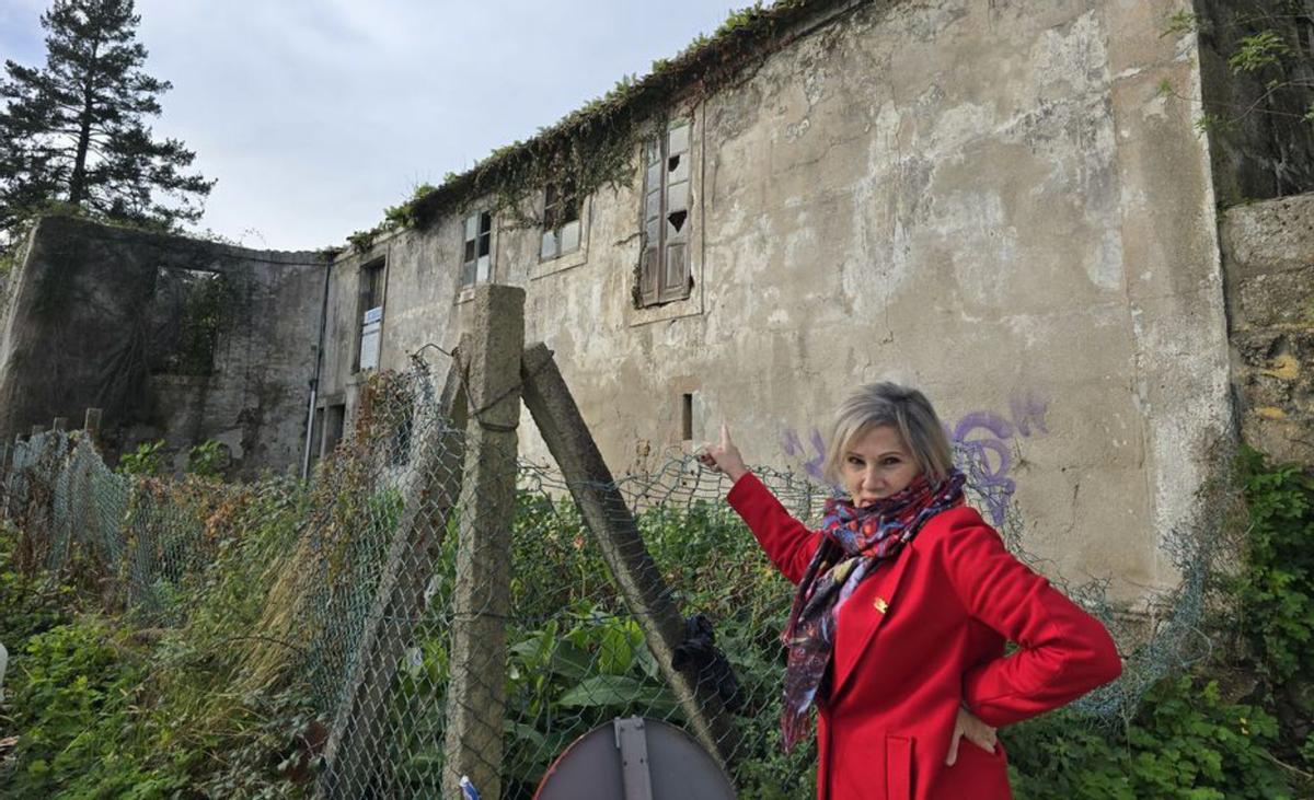 La vecina muestra el estado de la fachada de la casa al mar.