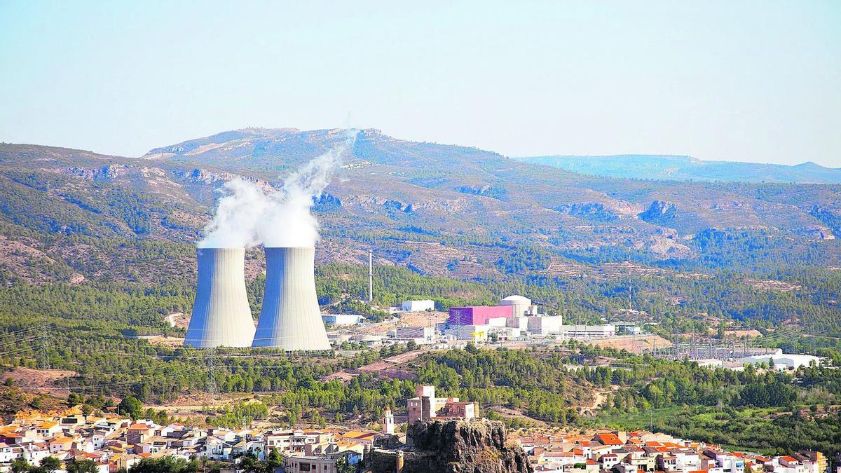 Vista de las torres de refrigeración de la central nuclear de Cofrentes, la única de la Comunitat.