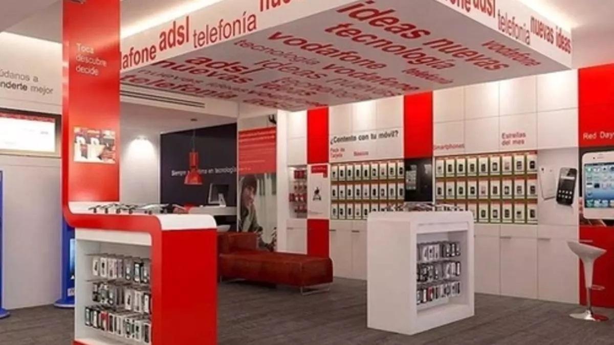 Tienda de Vodafone en Doutor Teixeiro, donde los encapuchados sustrajeron los terminales / ECG