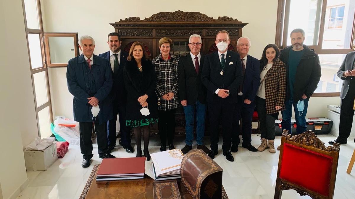 Miembros de la familia Ros Perán junto a directivos del Paso Blanco.