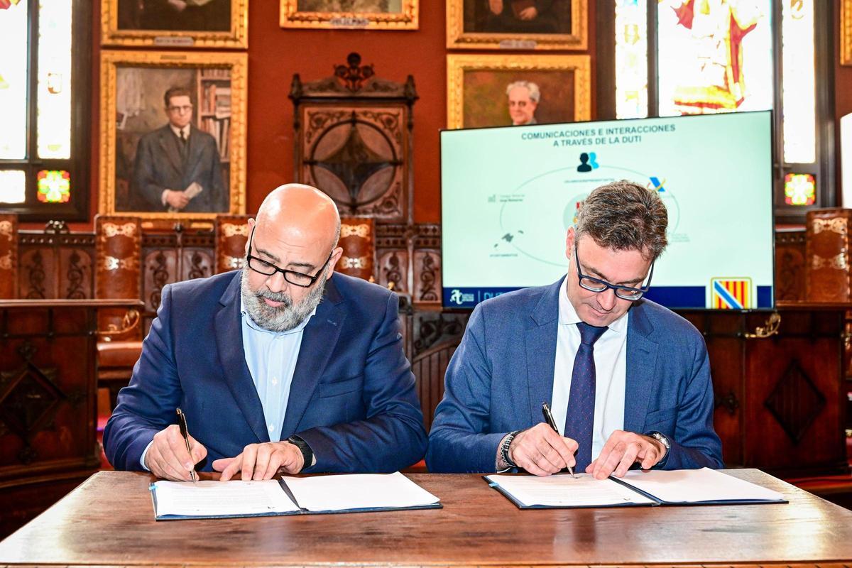Jaime Martínez y Antoni Costa, durante la firma del convenio este jueves.