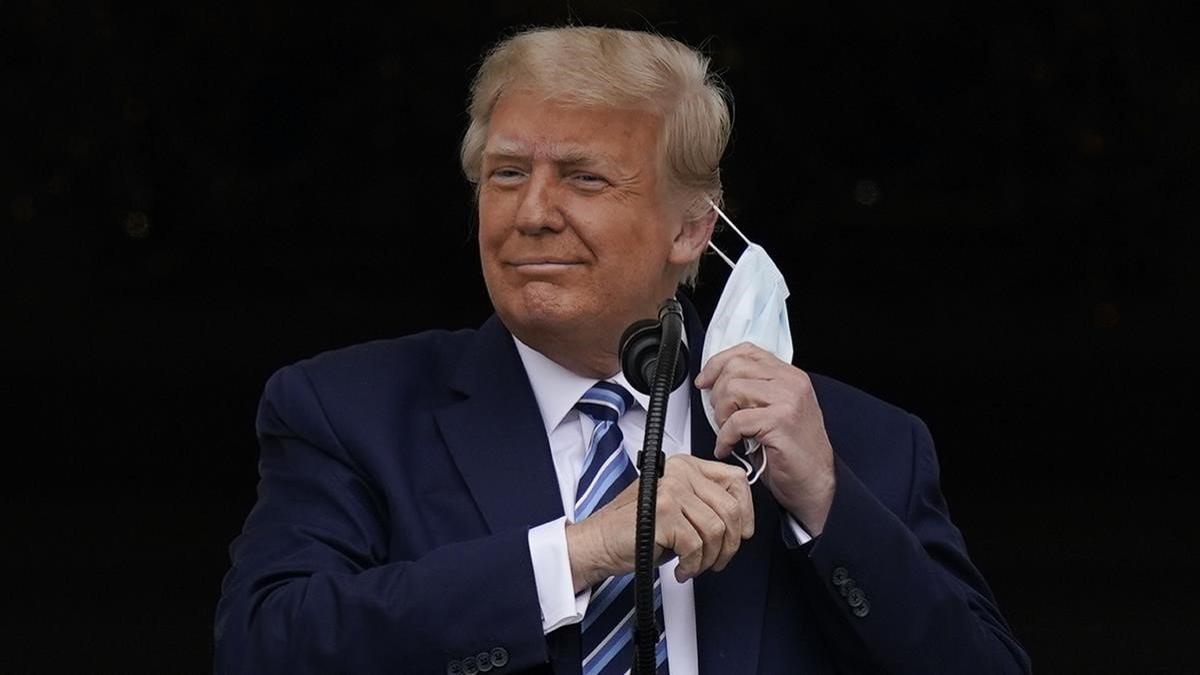 Trump se retira la máscara facial para dirigirse al público en el acto que se ha celebrado este sábado en la Casa Blanca.