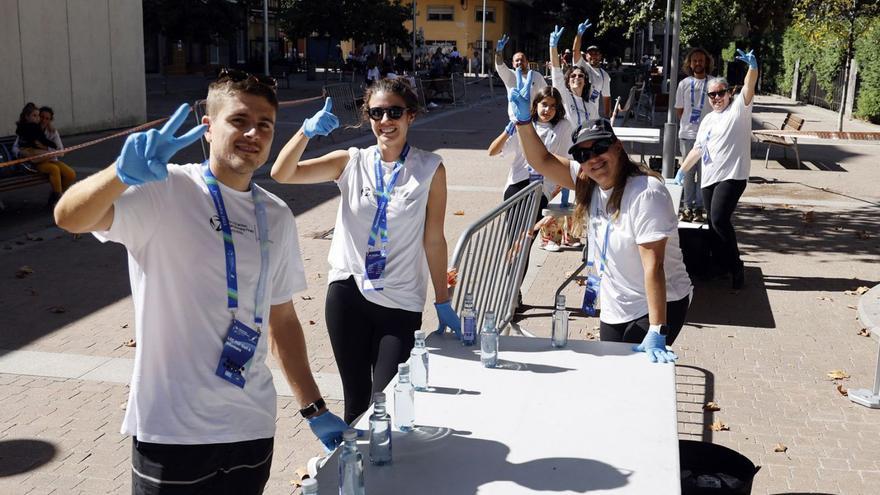 Voluntarios durante la Gran Final de las Series Mundiales de Triatlón de 2023.
