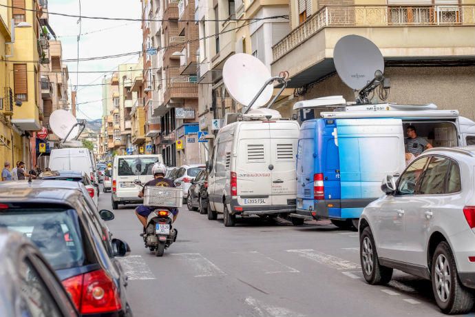 Los investigadores acordonaron toda la calle donde murió el menor y fue atacada la mujer