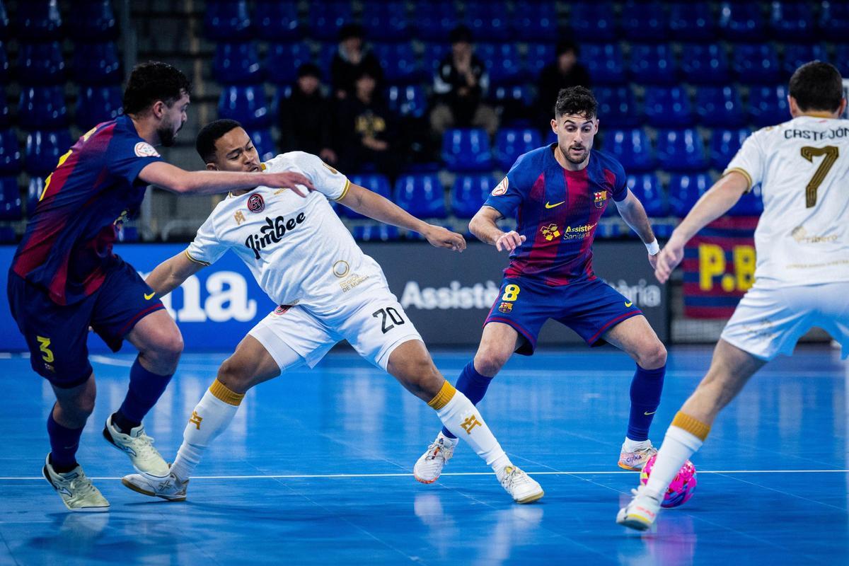 Osamanmusa intenta alcanzar el balón
