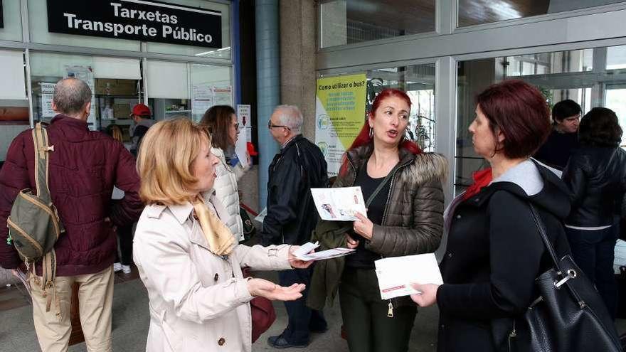 Vecinos de Chapela esperan cola en el Concello de Vigo para tramitar sus tarjetas PassVigo. // Marta G. Brea