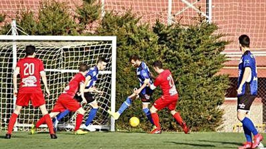 Els jugadors del Solsona surten de la pressió del Linyola