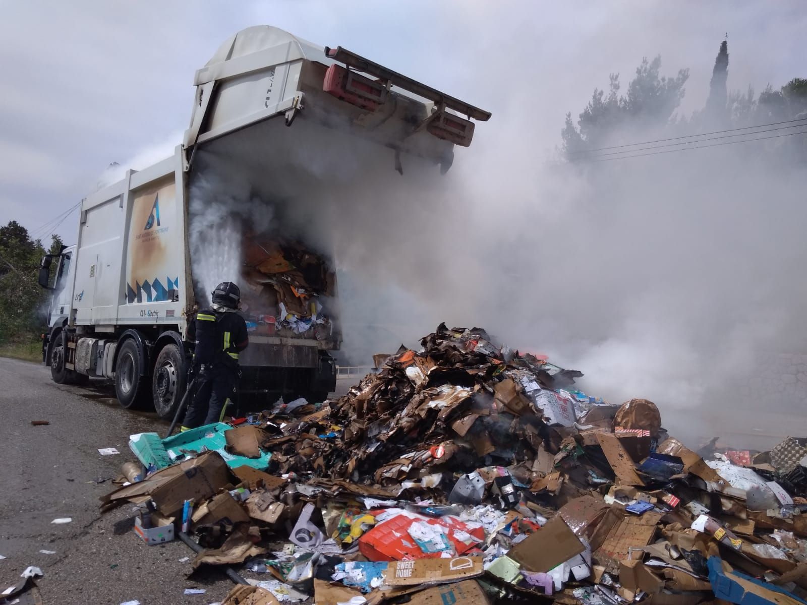 Arde un camión de la basura mientras recogía los residuos de papel en Ibiza