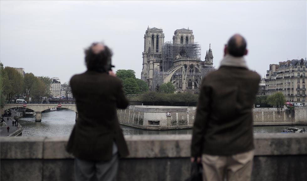 El día después del incendio de la catedral de Notre Dame