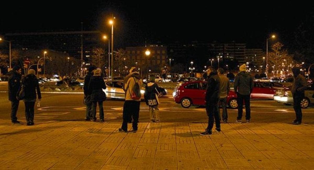 A la caça del taxi 8 Aficionats esperen l’arribada de la ’flota groga’ a l’avinguda de la Diagonal, a prop de la plaça de Maria Cristina. A la caça del taxi 8 Aficionats esperen l’arribada de la ’flota groga’ a l’avinguda de la Diagonal, a prop de la plaça de Maria Cristina.