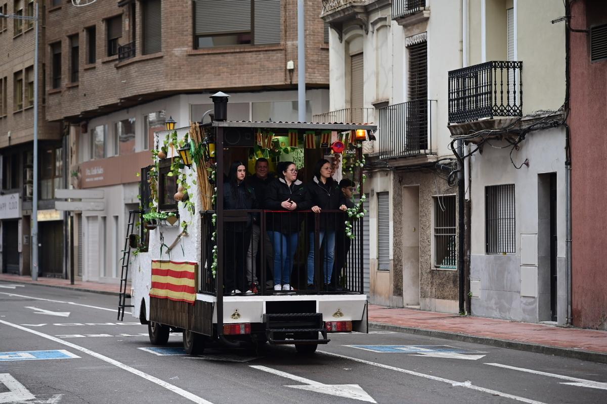Las collas lucen sus carros engalanados por toda Castelló
