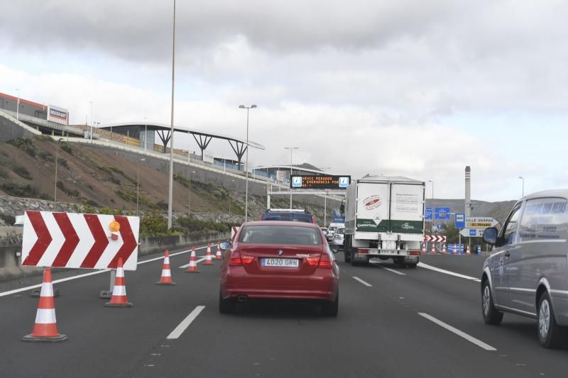 01-04-20  LAS PALMAS DE GRAN CANARIAS. AUTOPISTA. LAS PALMAS DE GRAN CANARIA. Colas a la entrada a la ciudad.    Fotos: Juan Castro.  | 01/04/2020 | Fotógrafo: Juan Carlos Castro