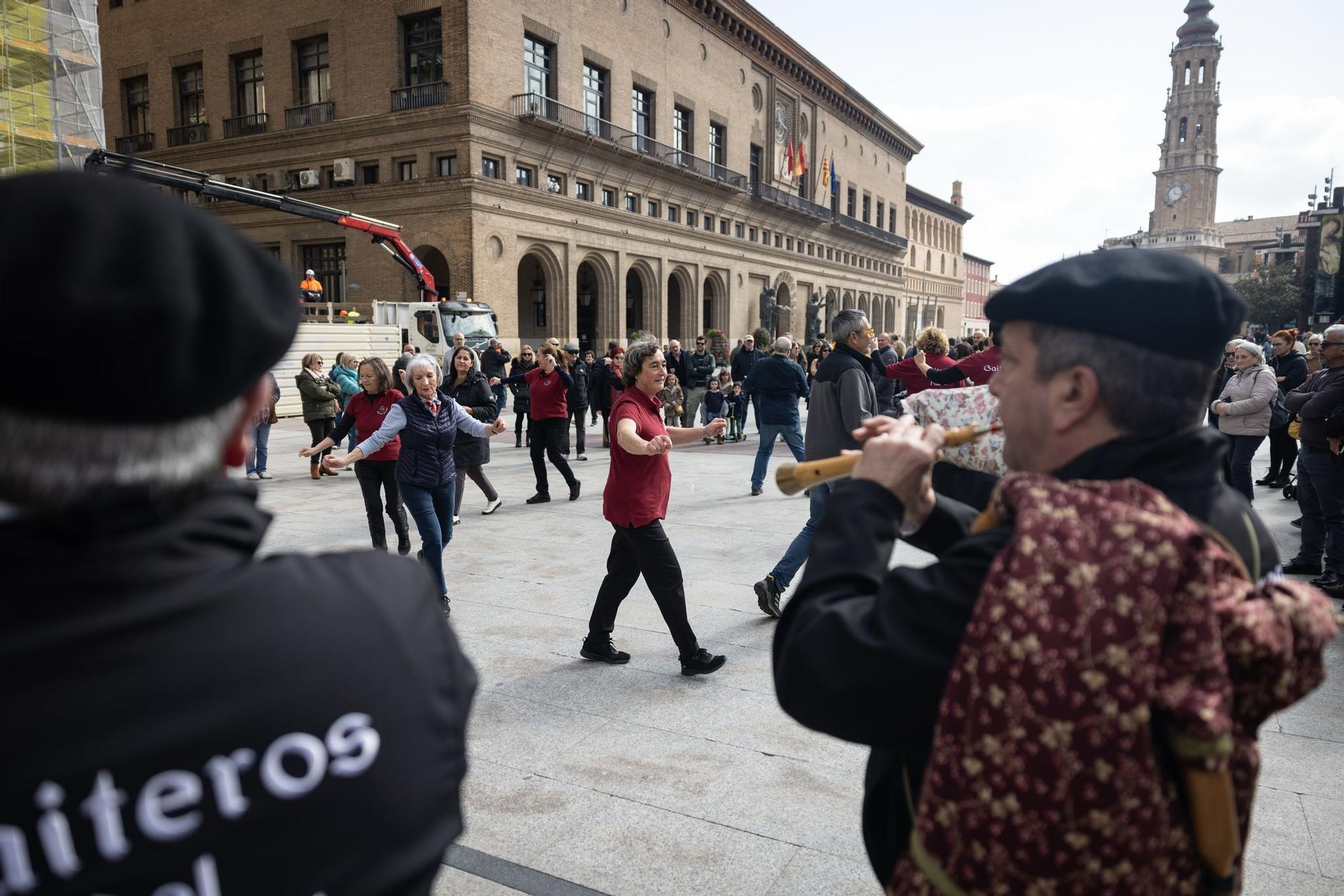 En imágenes | Los zaragozanos no fallan a su cita en el Tío Jorge por la Cincomarzada