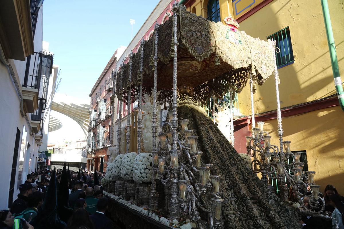 La Macarena en la calle Alcázares.