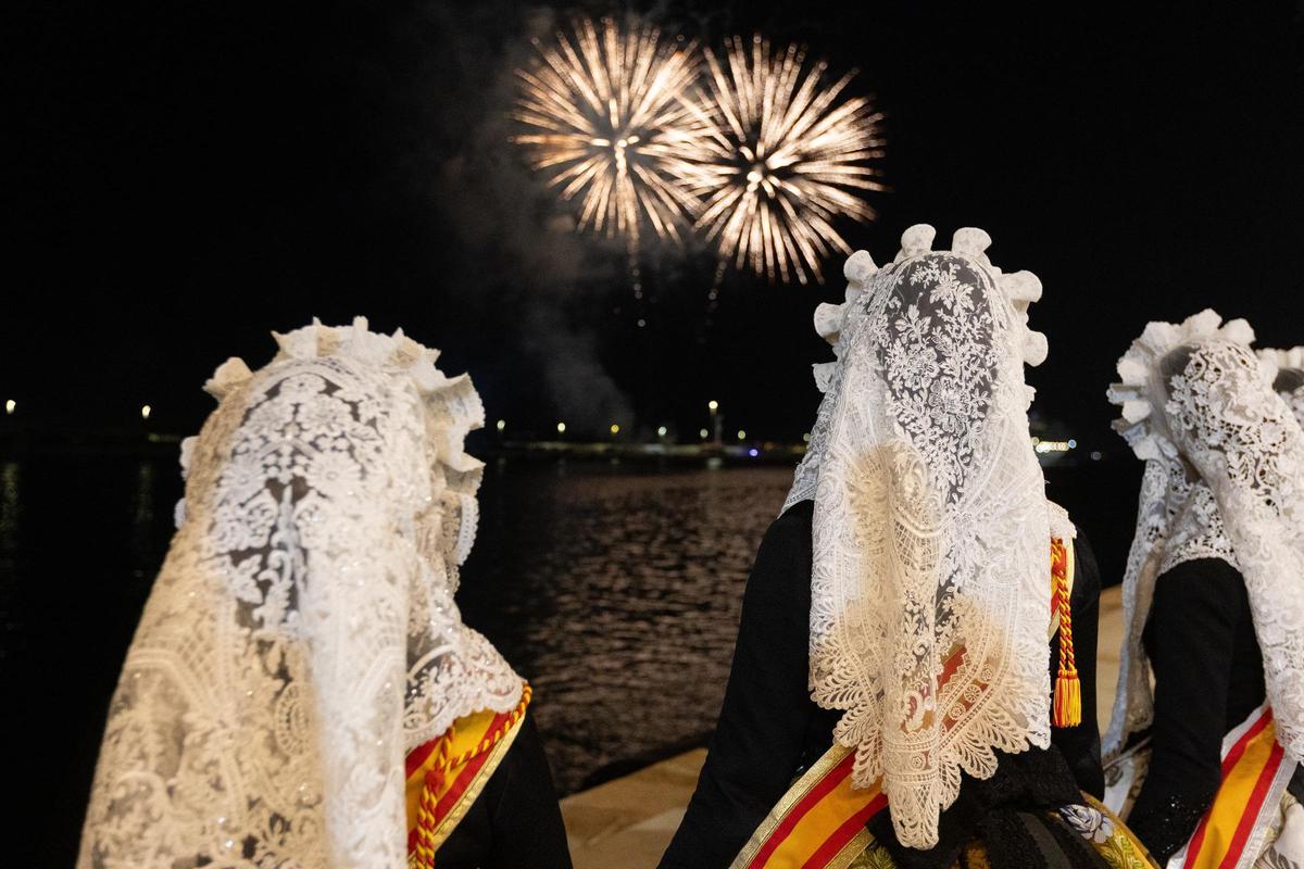 Los fuegos artificiales pusieron el broche de oro al Pregón de Hogueras