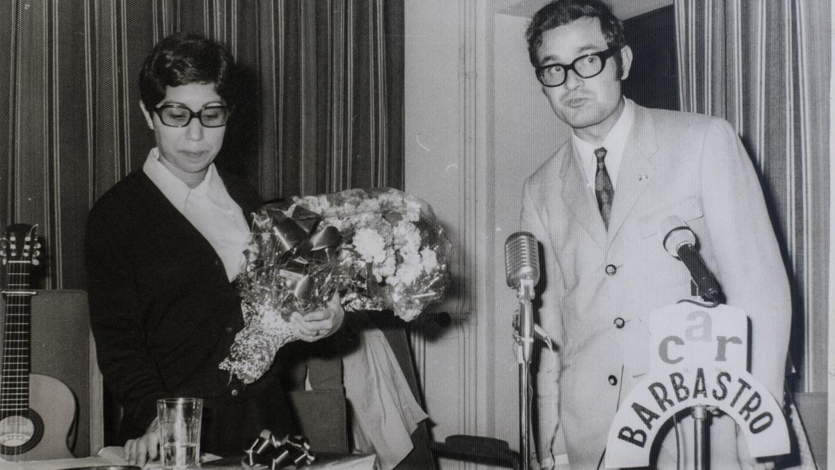 Pilar Garzón, en 1968, junto al escritor Ánchel Conte.