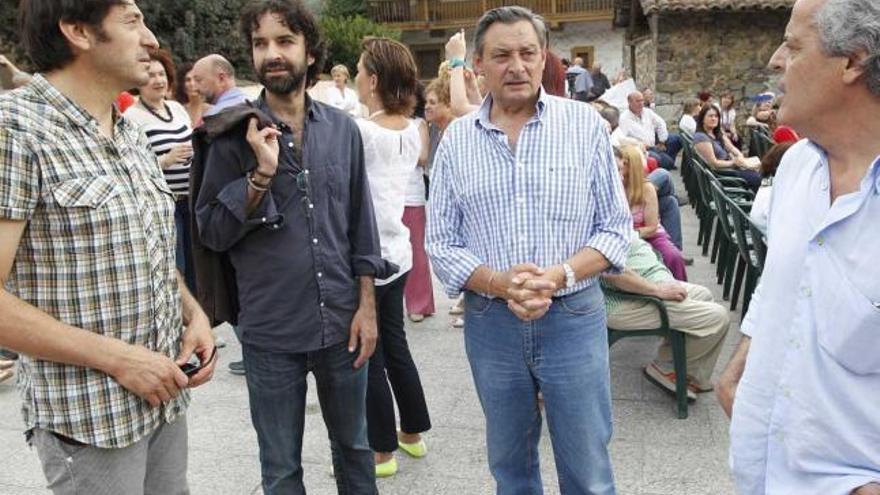 Carmelo Gómez, Mateo Gil, Gona y Santana, antes de iniciar el homenaje.