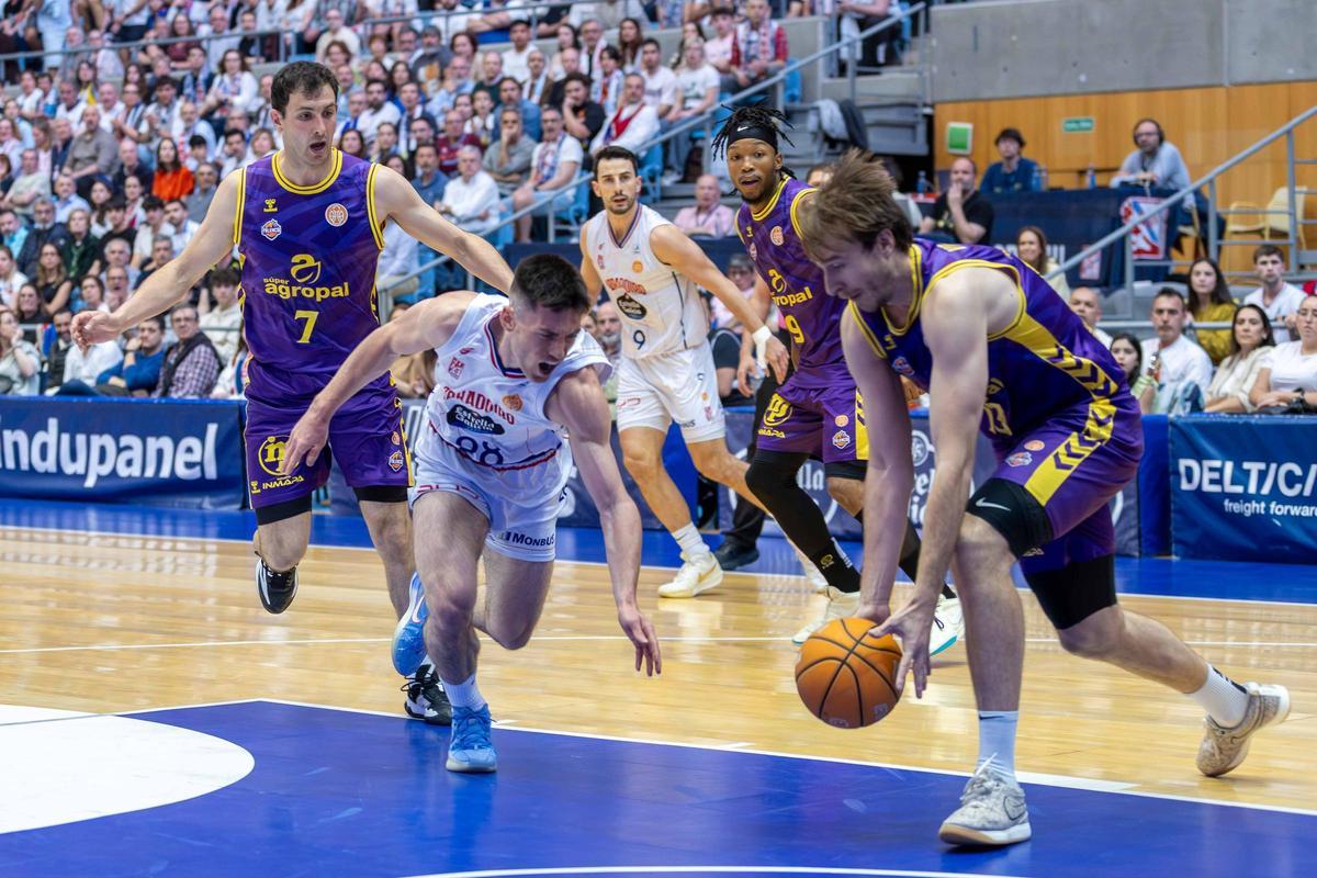 El Obradoiro arrasa en la 'guerra' con el Palencia El Obradoiro arrasa en la 'guerra' con el Palencia