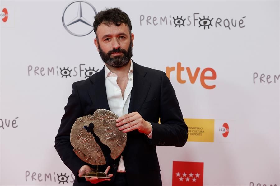 El realizador Rodrigo Sorogoyen tras recibir el premio a la "Mejor Serie" por su trabajo "Antidisturbios" durante la entrega de los "Premios Forqué" que se celebra hoy Sábado en el Palacio Municipal de IFEMA de Madrid.