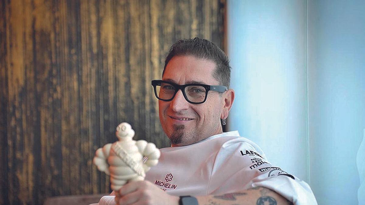 Periko Ortega, en su establecimiento Recomiendo, con el muñeco ‘Bibendum’, que desde 1898 representa a la marca Michelin.