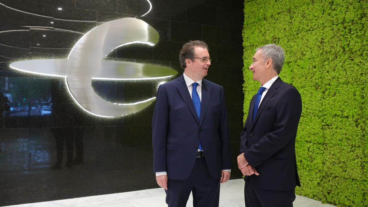 El presidente de Ibercaja, Francisco Serrano, y el consejero delegado, Víctor Iglesias, este sábado en Zaragoza.