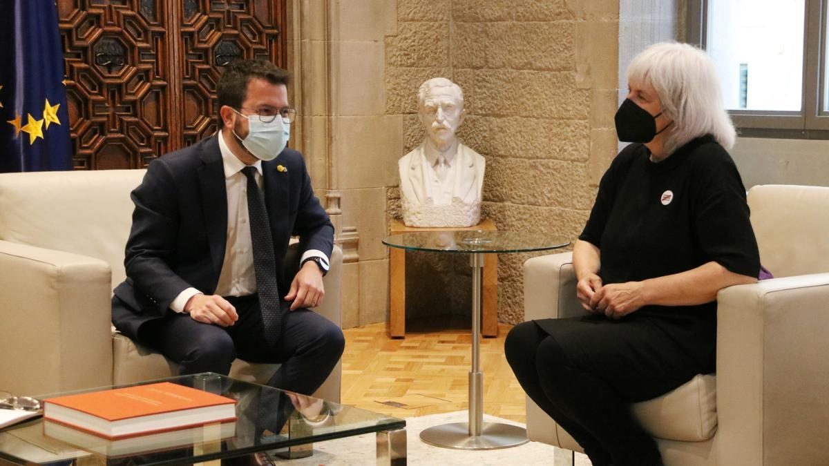 Pere Aragonès y Dolors Sabater, reunidos en el Palau de la Generalitat