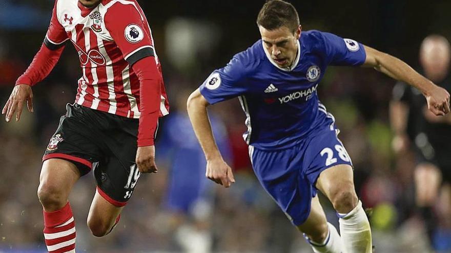 Boufal se escapa de Aizpilicueta en un encuentro de la pasada Premier. // Reuters