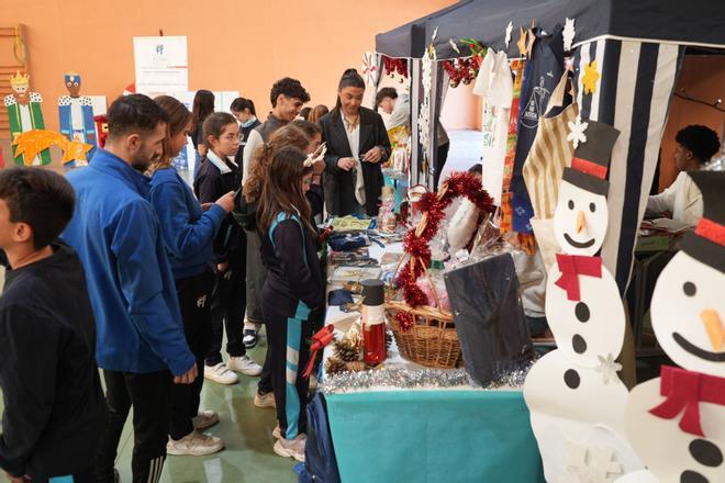 Fotogalería I Fundación Flors de Vila-real recupera su mercadillo solidario de Navidad