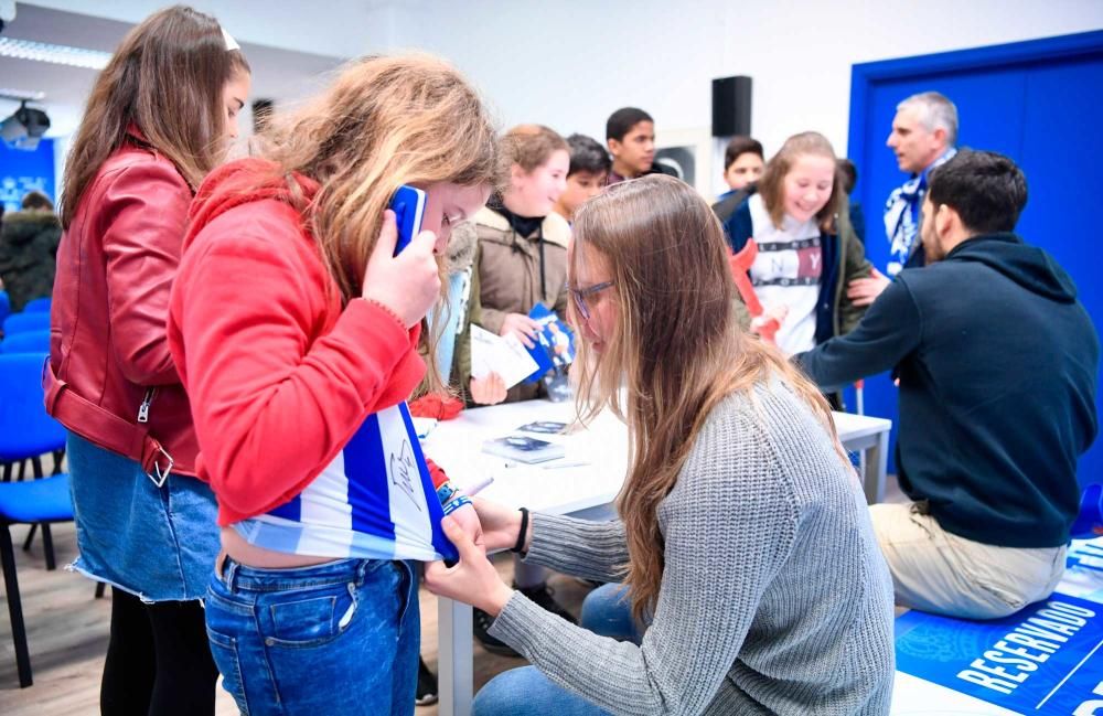 El CEIP Alborada de A Coruña y el Gonzalo Torrente Ballester de Cambre visitan Riazor y charlan con los jugadores del Deportivo Eneko Bóveda y Silvia Mérida.