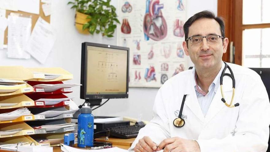 El doctor Roberto Barriales, en su consulta del Hospital Abente y Lago.