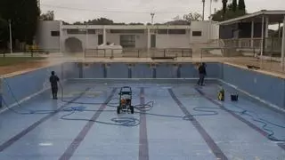Una "gamberrada" lleva a cerrar la piscina grande de Estivella
