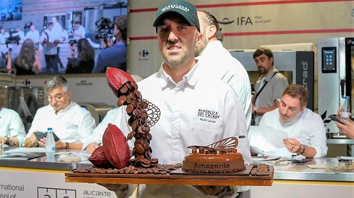 Pachi Larrea, con la tarta de chocolate que ha ganado el concurso.