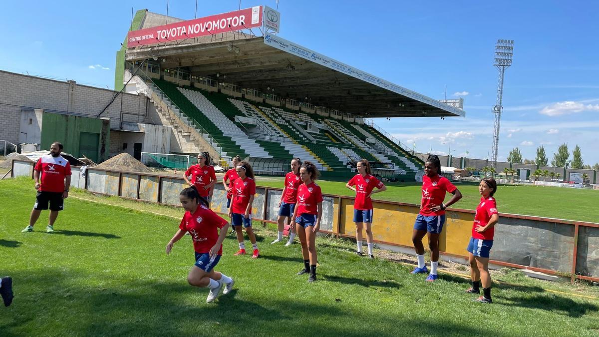 Coliseo 8 Las jugadoras del Cacereño Femenino entrenan en el Príncipe Felipe, con la tribuna al fondo.